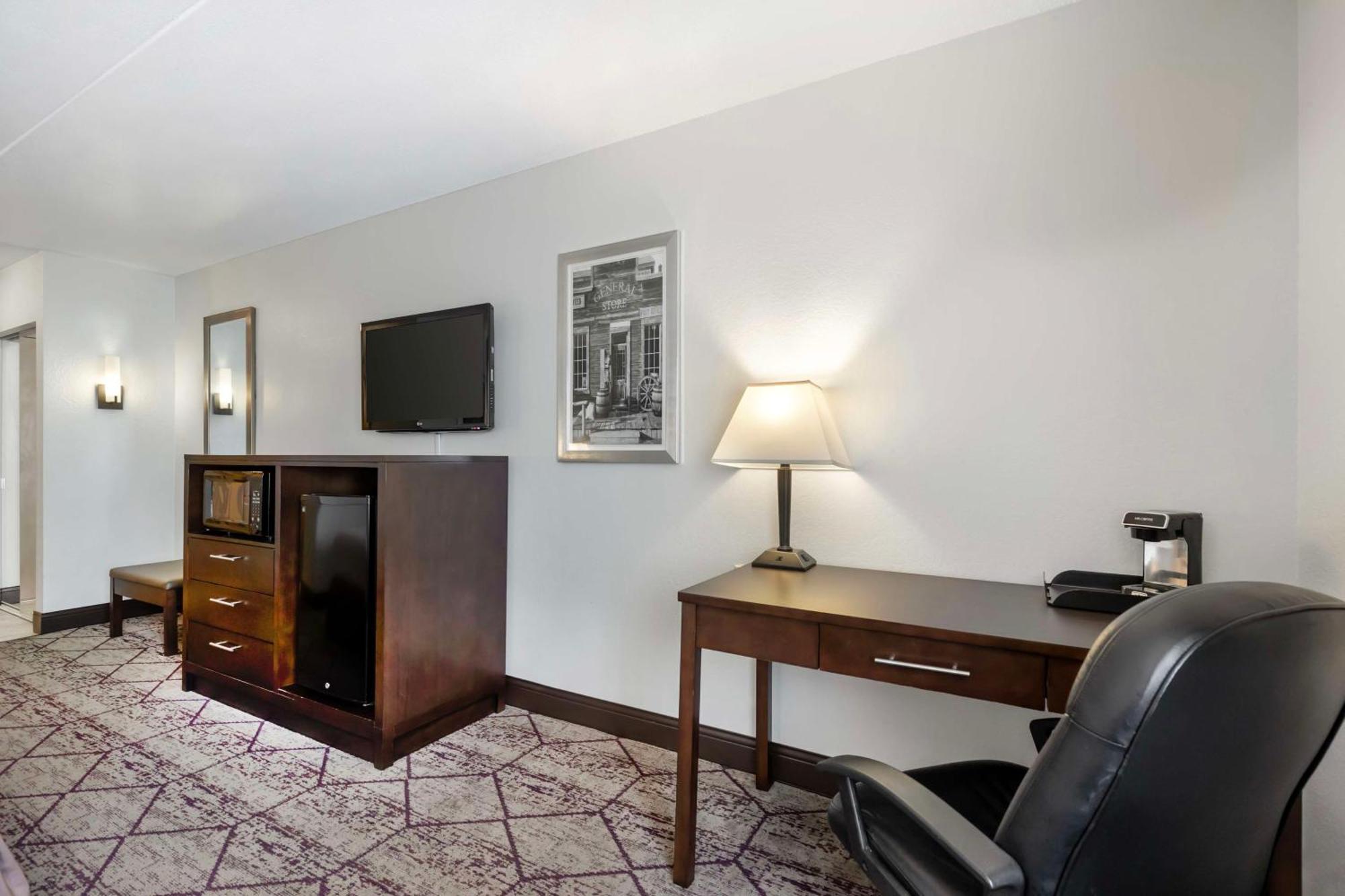 Best Western Plus Longbranch Hotel & Convention Center Cedar Rapids Dış mekan fotoğraf