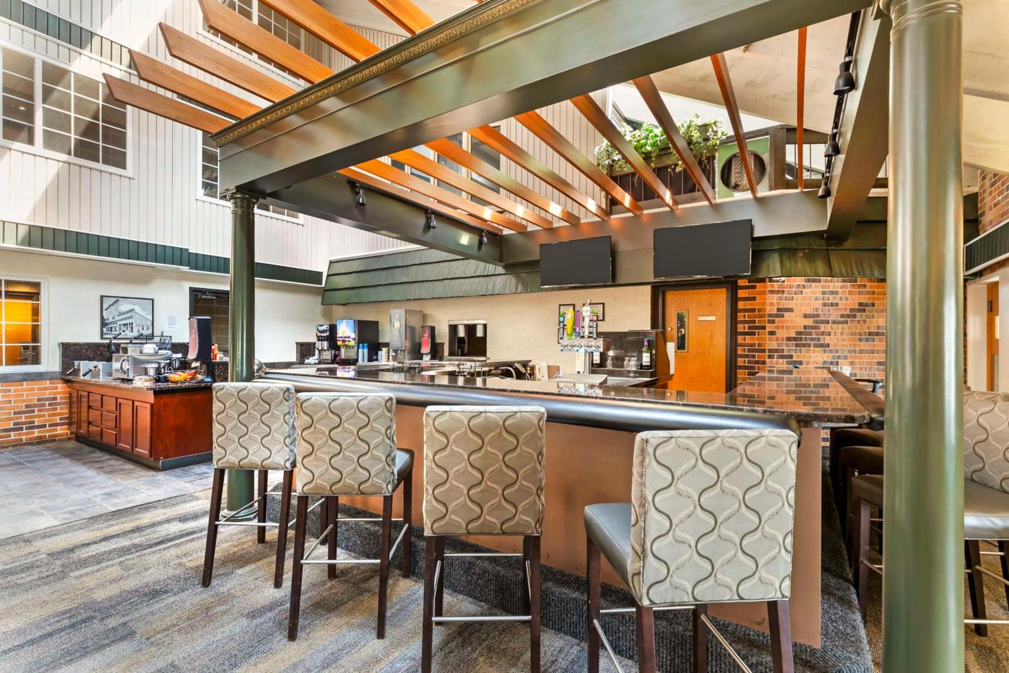 Best Western Plus Longbranch Hotel & Convention Center Cedar Rapids Dış mekan fotoğraf