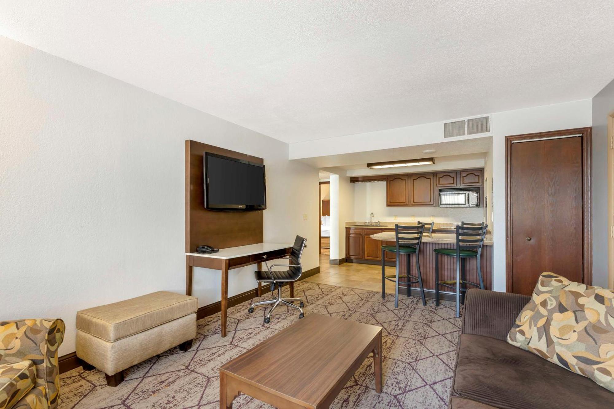 Best Western Plus Longbranch Hotel & Convention Center Cedar Rapids Dış mekan fotoğraf