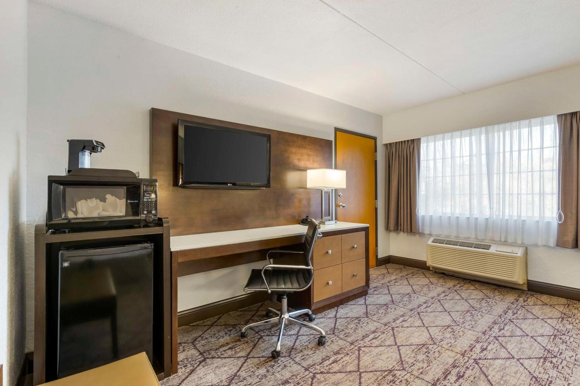 Best Western Plus Longbranch Hotel & Convention Center Cedar Rapids Dış mekan fotoğraf